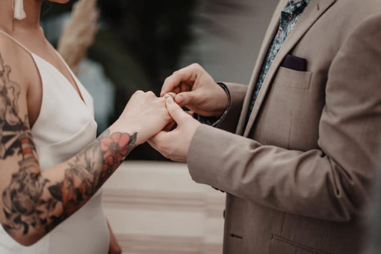 Freie Trauung Boho Hochzeit Trauredner Brautpaar Ringtausch Eheringe Tatoo Anzug Brautkleid