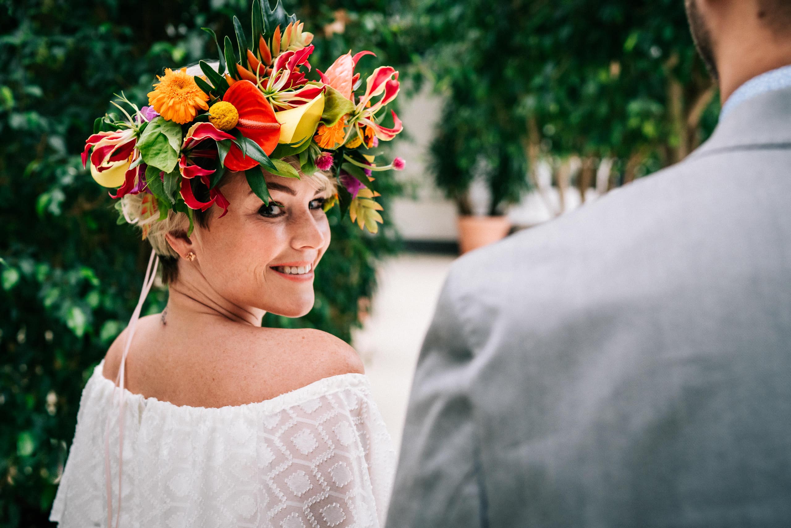 Mottohochzeit Hochzeitsmotto tropisch Braut Bräutigam Flowercrown Blumenkranz