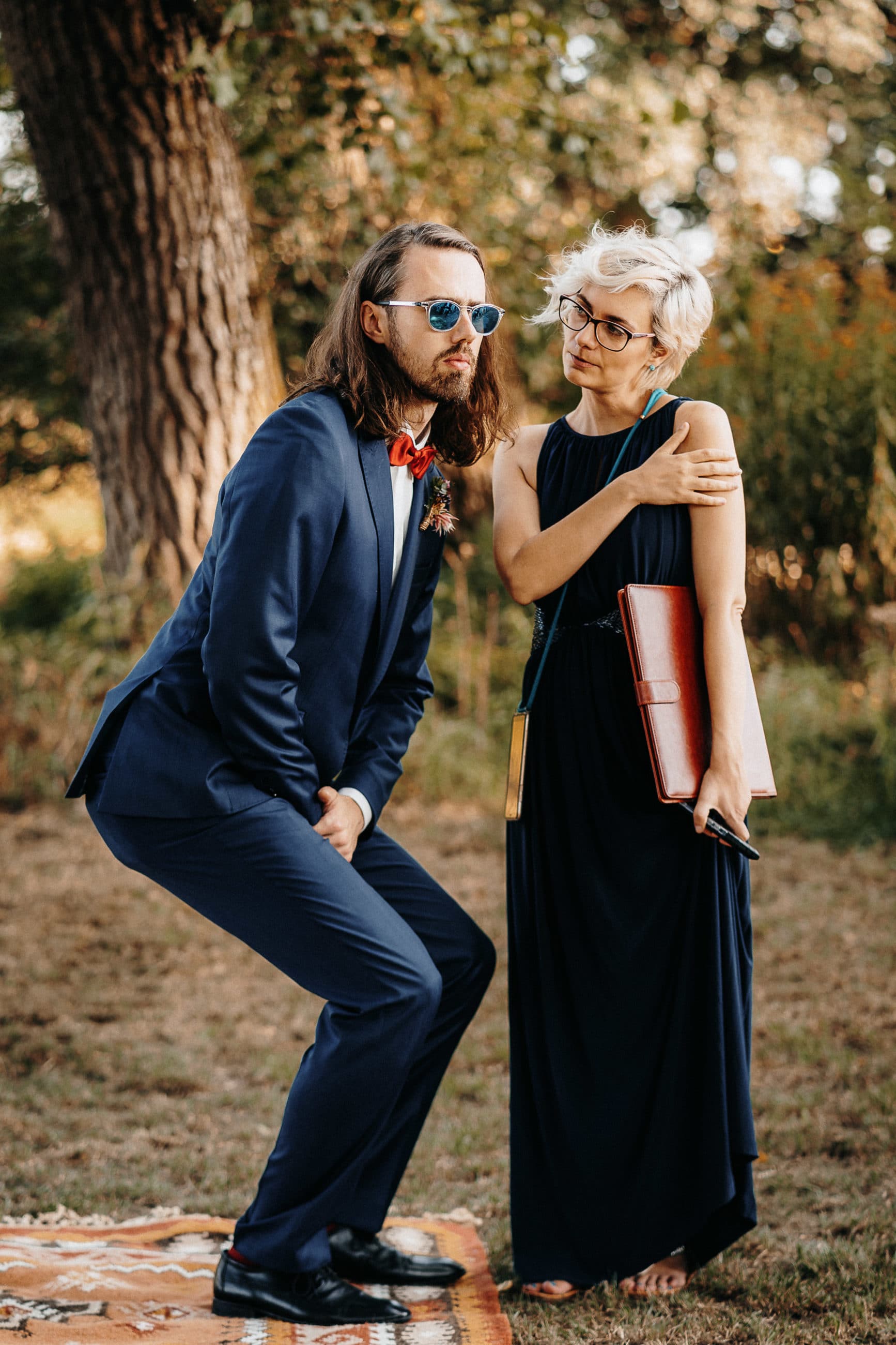 Chrissie Hochzeitsplaner Hochzeitsplanerin stehnd Sonnenbrille im Einsatz