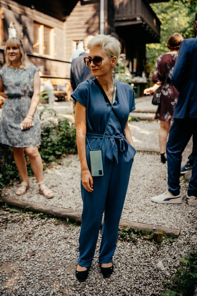 Chrissie Hochzeitsplaner Hochzeitsplanerin stehnd Sonnenbrille im Einsatz