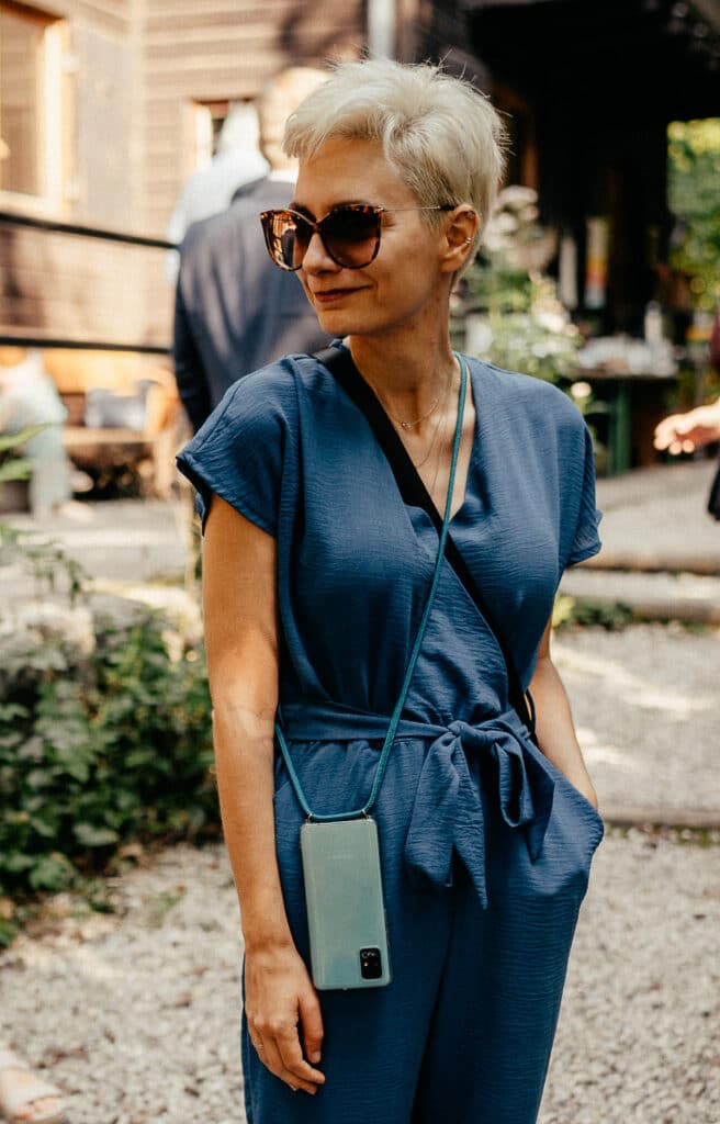 Chrissie Hochzeitsplaner Hochzeitsplanerin stehnd Sonnenbrille im Einsatz